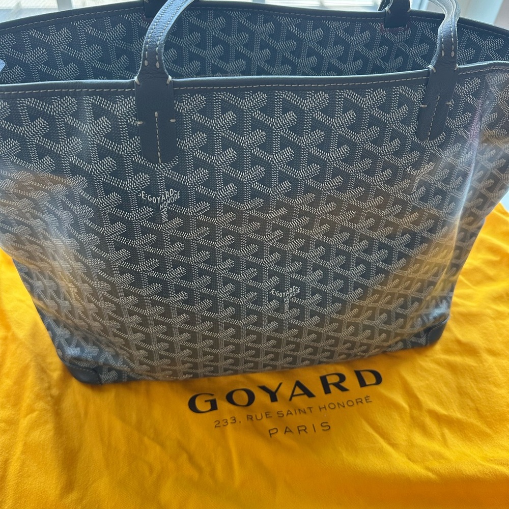 Goyard Goyardine Artois MM
Grey
Silver-Tone Hardware
Zip Closure